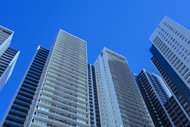青空にそびえる高層マンション群