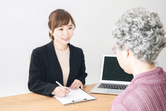 相談する女性