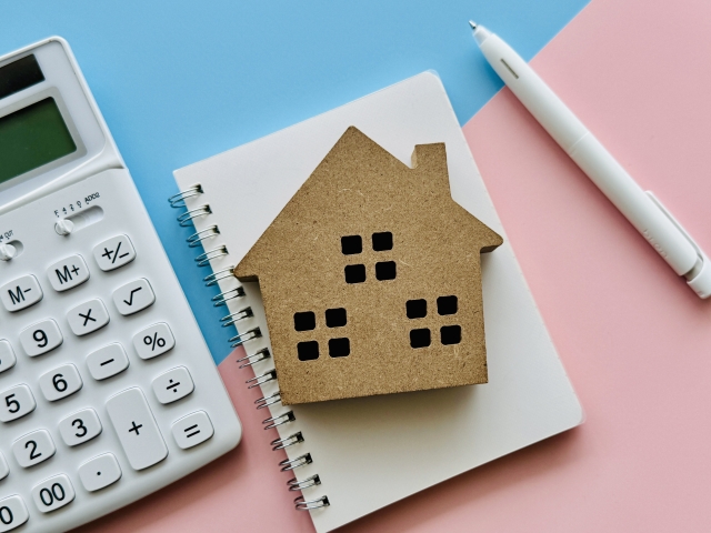 家の模型と電卓