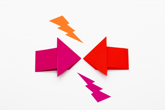 向かい合う矢印