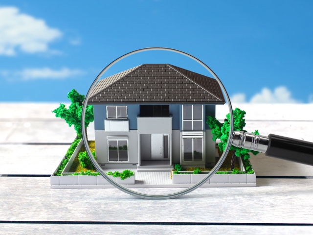 住宅と虫眼鏡
