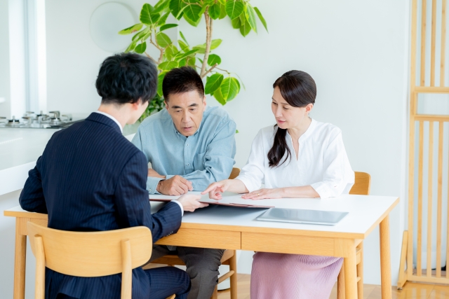 悩むシニア夫婦