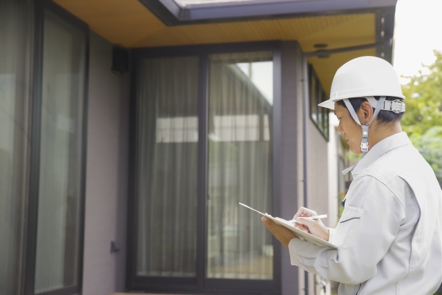 家の調査をしている作業員