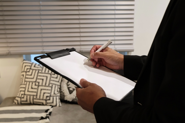 室内をチェックする営業マン