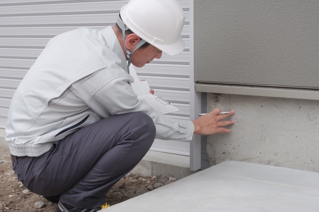 建物を検査する作業員