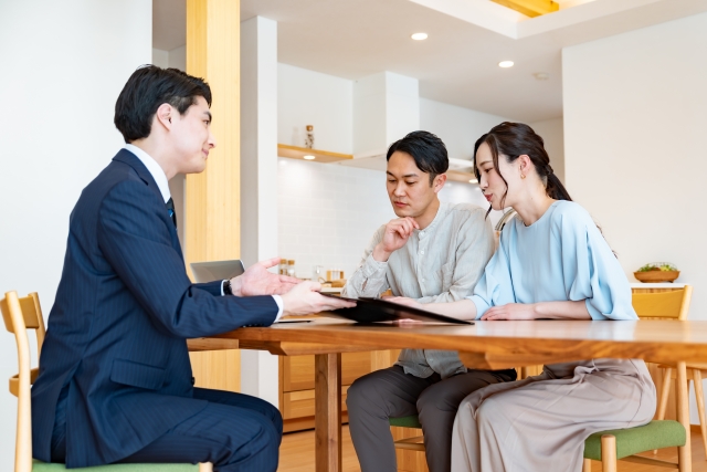 営業担当に相談する夫婦する