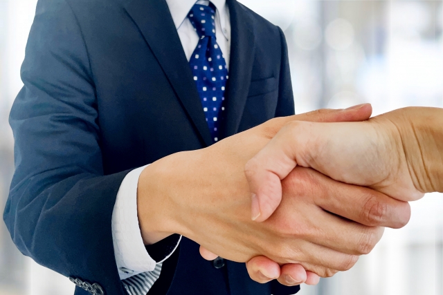 握手するビジネスマン