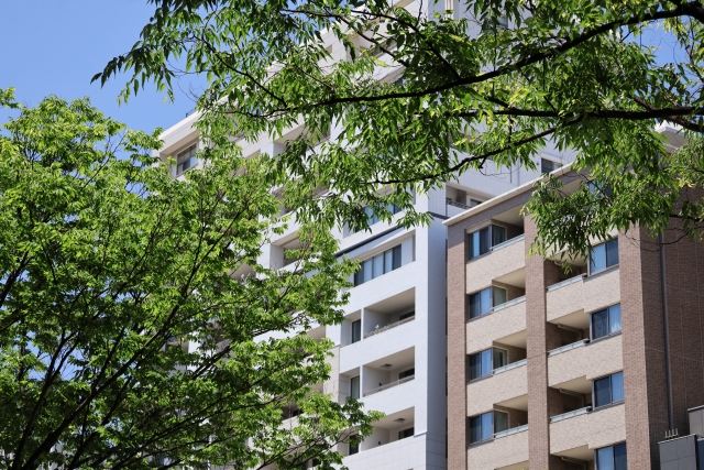 緑に囲まれたマンション